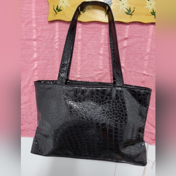 3/30 Black leather purse. Good shape, tab of zipper broke...still able to zip it - Picture 1 of 2